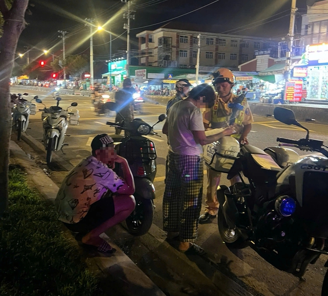 CSGT TP.HCM xử lý chạy ngược chiều trong đêm, nhiều người bị phạt 5 triệu đồng- Ảnh 3.