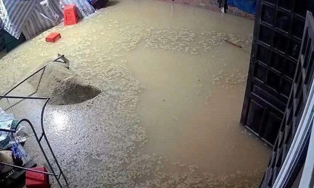 Mưa lớn, nhiều nhà dân ở Hà Tĩnh bị ngập lụt - Ảnh 6.