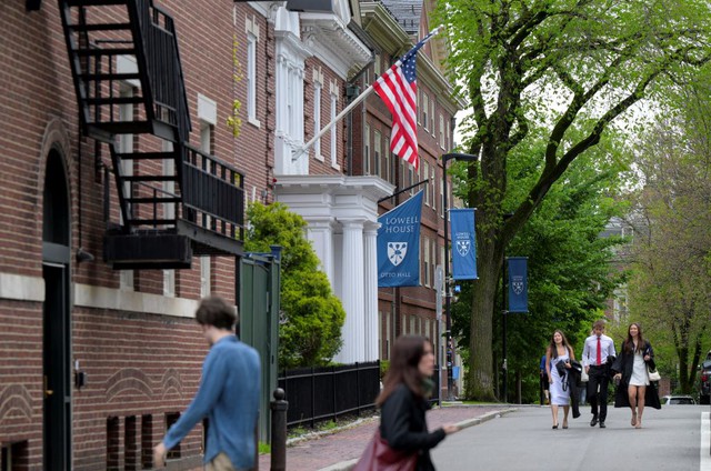 Tổng thống Trump tiết lộ lý do ngừng tuyển sinh viên quốc tế ở Đại học Harvard Tổng thống Trump tiết lộ lý do ngừng tuyển sinh viên quốc tế ở Đại học Harvard