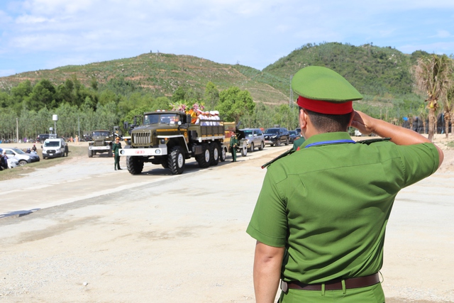Hàng nghìn người dân Quảng Ngãi đón linh cữu nguyên Chủ tịch nước Trần Đức Lương - Ảnh 5.