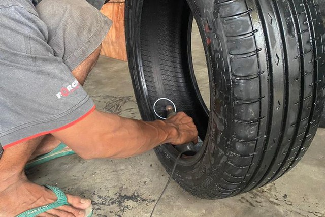 Không nên vá lốp ô tô bị thủng rách ở thành lốp để tiếp tục sử dụng - Ảnh 2. Không nên vá lốp ô tô bị thủng rách ở thành lốp để tiếp tục sử dụng - Ảnh 2.