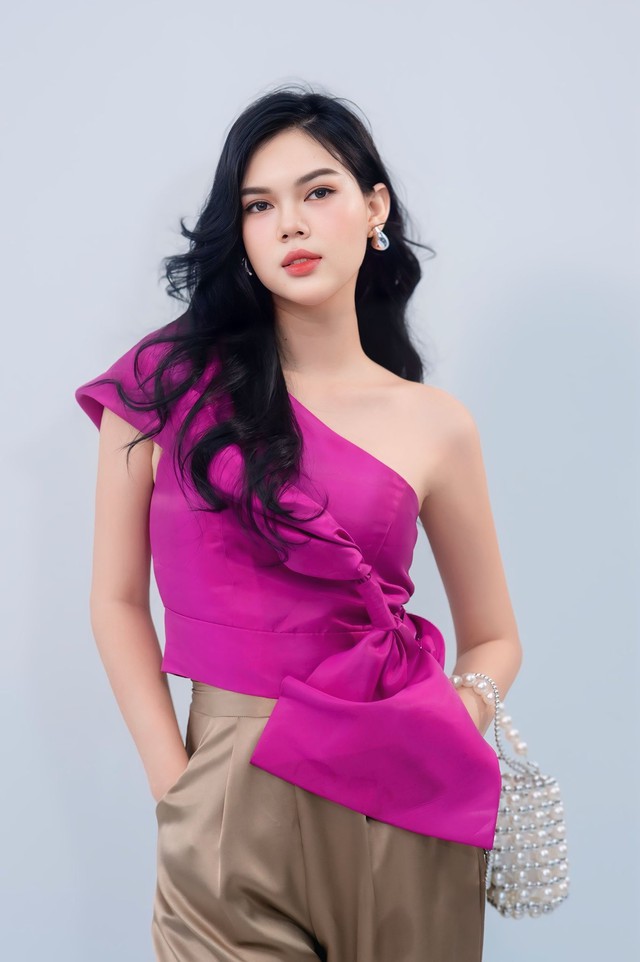 Showbiz 24.5: Ngọc Trinh xác nhận độc thân; Cát sê thời tấu hài của Tiến Luật Showbiz 24.5: Ngọc Trinh xác nhận độc thân; Cát sê thời tấu hài của Tiến Luật
