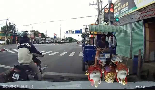 Xe ba gác đi ngược chiều đối đầu ô tô: CSGT TP.HCM vào cuộc Xe ba gác đi ngược chiều đối đầu ô tô: CSGT TP.HCM vào cuộc