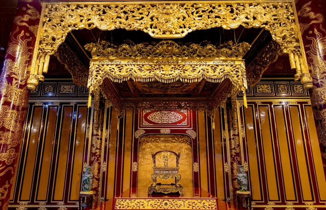 Ngai vàng triều Nguyễn bị phá là nguyên bản từ thời Gia Long- Ảnh 3. Ngai vàng triều Nguyễn bị phá là nguyên bản từ thời Gia Long- Ảnh 3.