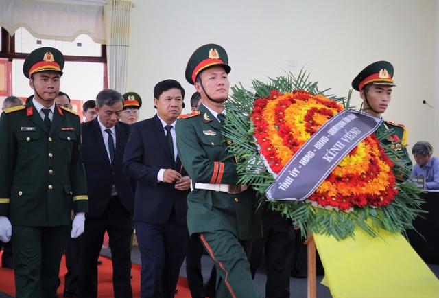 Linh cữu nguyên Chủ tịch nước Trần Đức Lương đáp xuống sân bay Chu Lai- Ảnh 3. Linh cữu nguyên Chủ tịch nước Trần Đức Lương đáp xuống sân bay Chu Lai- Ảnh 3.