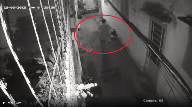 TP.HCM: Ph&aacute;t hiện thi thể phụ nữ quấn trong tấm chăn ngo&agrave;i đường - Ảnh 1.