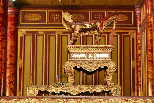 Ngai vàng triều Nguyễn bị bẻ gãy: Sao không trưng bày bản sao bảo vật?- Ảnh 2. Ngai vàng triều Nguyễn bị bẻ gãy: Sao không trưng bày bản sao bảo vật?- Ảnh 2.