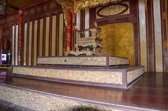Ngai vàng triều Nguyễn bị bẻ gãy: Sao không trưng bày bản sao bảo vật?- Ảnh 1. Ngai vàng triều Nguyễn bị bẻ gãy: Sao không trưng bày bản sao bảo vật?- Ảnh 1.