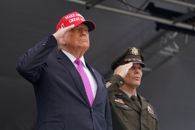 &Ocirc;ng Trump: Mỹ muốn sản xuất xe tăng, kh&ocirc;ng phải &aacute;o thun - Ảnh 1.