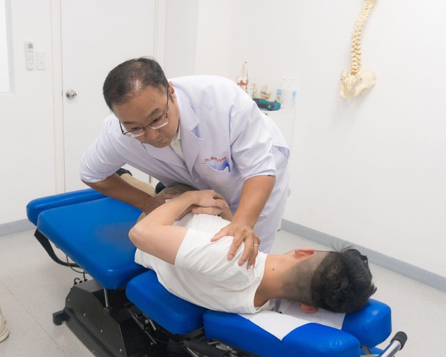 Ngồi lâu bị đau lưng cảnh báo bệnh xương khớp chớ chủ quan - Ảnh 3.