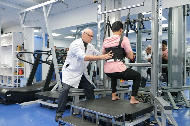 Ngồi lâu bị đau lưng cảnh báo bệnh xương khớp chớ chủ quan - Ảnh 4.