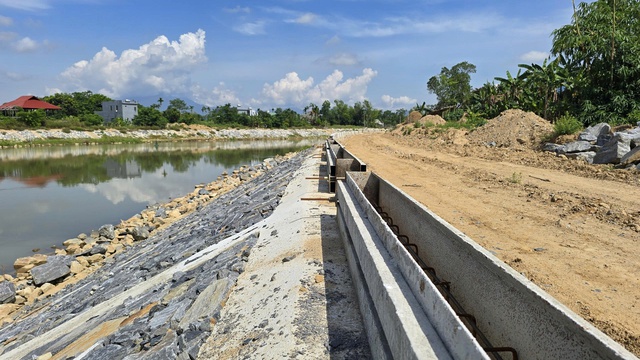 S&ocirc;ng Y&ecirc;n Đ&agrave; Nẵng: Ngổn ngang dự &aacute;n k&egrave; chống sạt lở khẩn cấp - Ảnh 2.