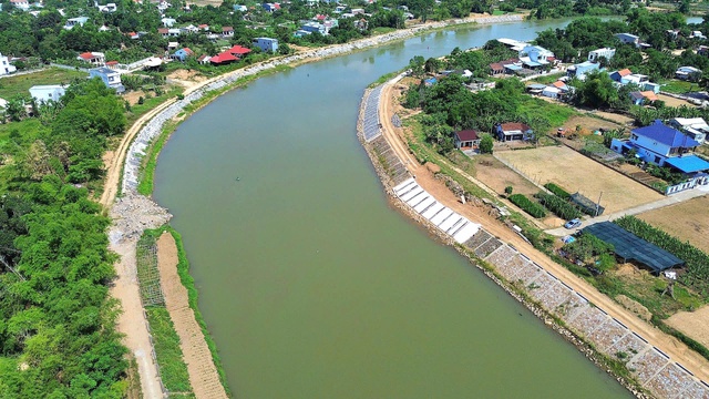 S&ocirc;ng Y&ecirc;n Đ&agrave; Nẵng: Ngổn ngang dự &aacute;n k&egrave; chống sạt lở khẩn cấp - Ảnh 1.
