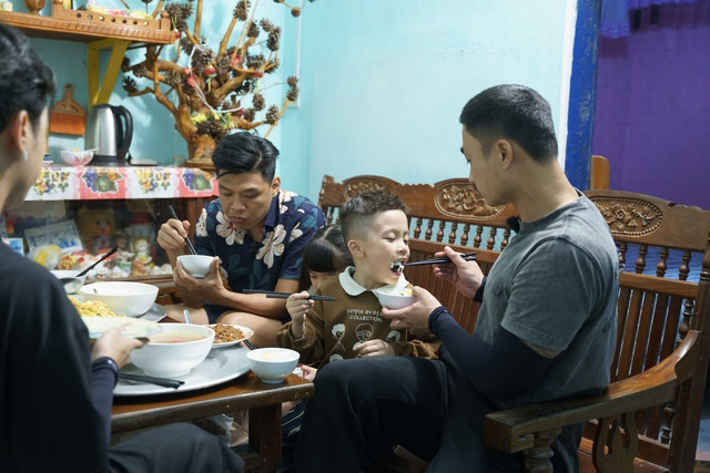 Phan Đinh Tùng vượt qua thử thách 'hát để được mua mực nợ'- Ảnh 1. Phan Đinh Tùng vượt qua thử thách 'hát để được mua mực nợ'- Ảnh 1.