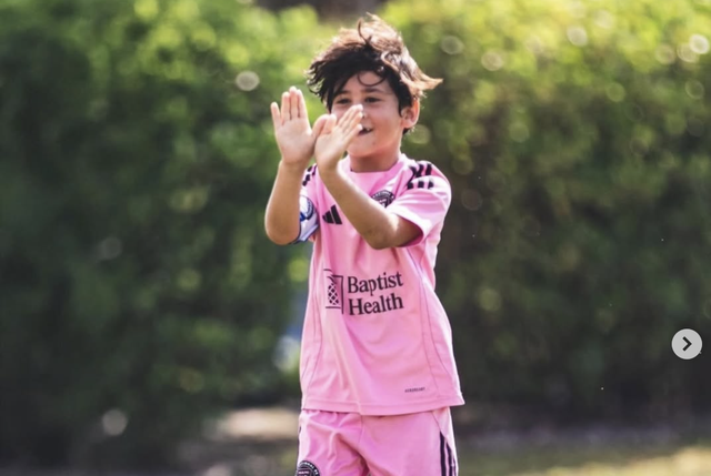 Messi c&oacute; h&agrave;nh động đặc biệt với c&aacute;c con trai tại giải Dreams Cup - Ảnh 2.