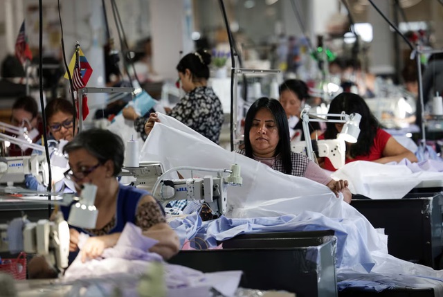 &Ocirc;ng Trump: Mỹ muốn sản xuất xe tăng, kh&ocirc;ng phải &aacute;o thun - Ảnh 2.