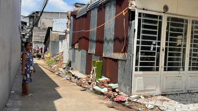 TP.HCM: Ph&aacute;t hiện thi thể phụ nữ quấn trong tấm chăn ngo&agrave;i đường - Ảnh 2.