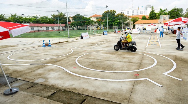 Học sinh tự lái xe máy đi học: Rất nguy hiểm nếu không có kỹ năng - Ảnh 3.