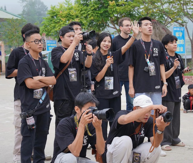 Nhóm nhiếp ảnh chụp hàng nghìn kỷ yếu miễn phí cho học sinh trên bản- Ảnh 2.