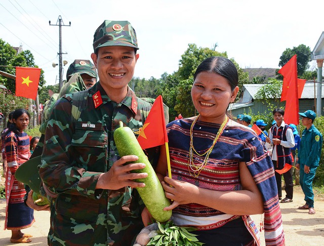C&ugrave;ng d&acirc;n x&acirc;y dựng m&aacute;i ấm giữa đại ng&agrave;n- Ảnh 2.