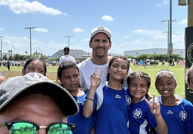 Messi c&oacute; h&agrave;nh động đặc biệt với c&aacute;c con trai tại giải Dreams Cup - Ảnh 3.