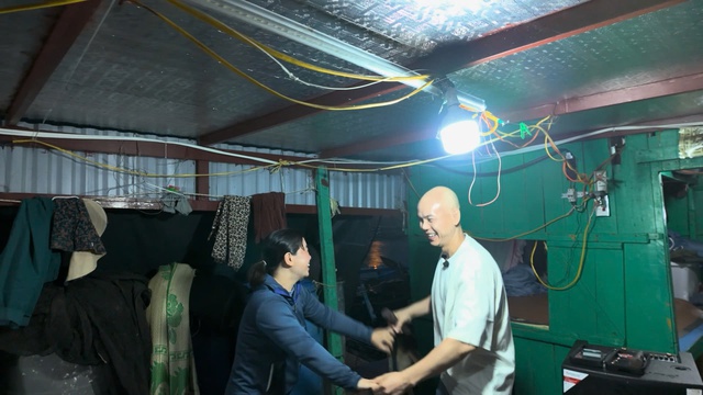 Phan Đinh Tùng vượt qua thử thách 'hát để được mua mực nợ'- Ảnh 4. Phan Đinh Tùng vượt qua thử thách 'hát để được mua mực nợ'- Ảnh 4.