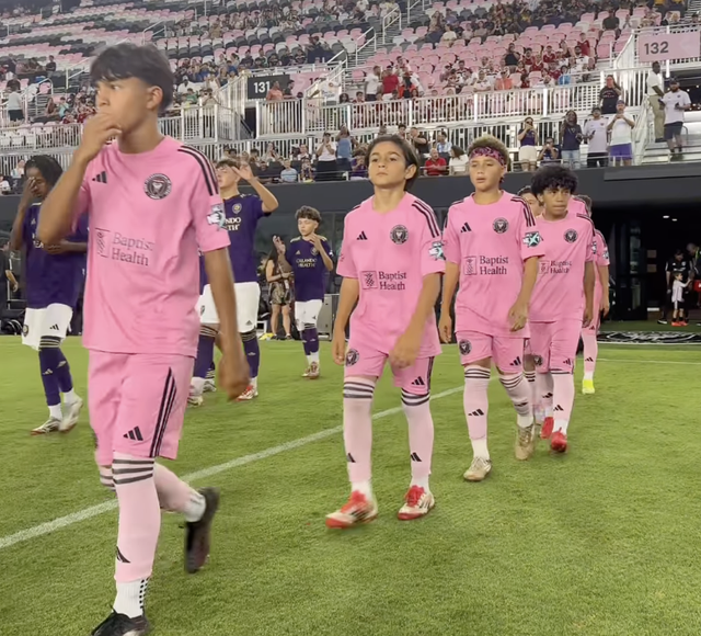 Messi c&oacute; h&agrave;nh động đặc biệt với c&aacute;c con trai tại giải Dreams Cup - Ảnh 1.