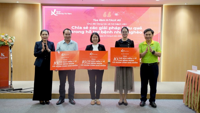 Trao tặng 60 thẻ bảo hiểm y tế cho bệnh nhân nghèo - Ảnh 1.