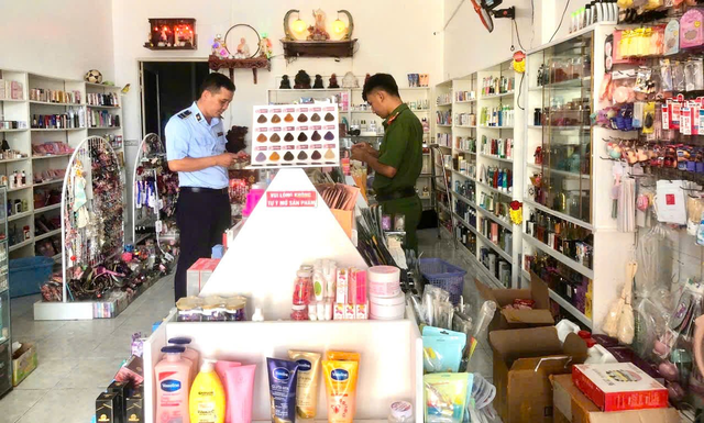Phát hiện kho mỹ phẩm không rõ nguồn gốc ở TP.Cà Mau Phát hiện kho mỹ phẩm không rõ nguồn gốc ở TP.Cà Mau