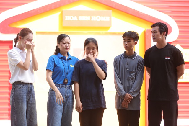 Lâm Vỹ Dạ khóc nghẹn trước hai chị em mồ côi, nương tựa nhau - Ảnh 1.