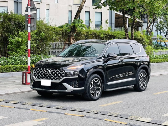 Nghịch l&yacute;: Hyundai Santa Fe đời cũ, d&ugrave;ng 2 năm b&aacute;n lại đắt hơn gi&aacute; xe mới - Ảnh 1.