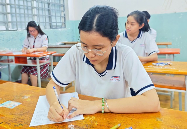 Ôn thi tốt nghiệp THPT các môn trắc nghiệm theo chương trình mới - Ảnh 2.