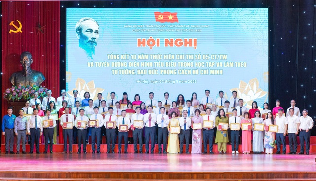 Tuyên dương 7 tập thể và 53 cá nhân điển hình trong học và làm theo Bác- Ảnh 7.