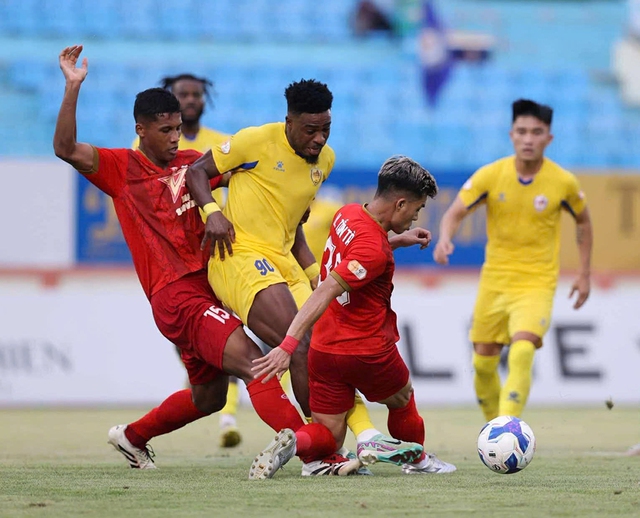 Cuộc đua trụ hạng V-League quá khốc liệt: Chỉ lo xuất hiện ‘kịch sĩ’- Ảnh 1. Cuộc đua trụ hạng V-League quá khốc liệt: Chỉ lo xuất hiện ‘kịch sĩ’- Ảnh 1.