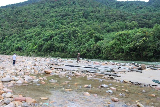 Xót xa cảnh hàng quán thượng nguồn sông Ô Lâu bị nước lũ 'càn quét'- Ảnh 1.