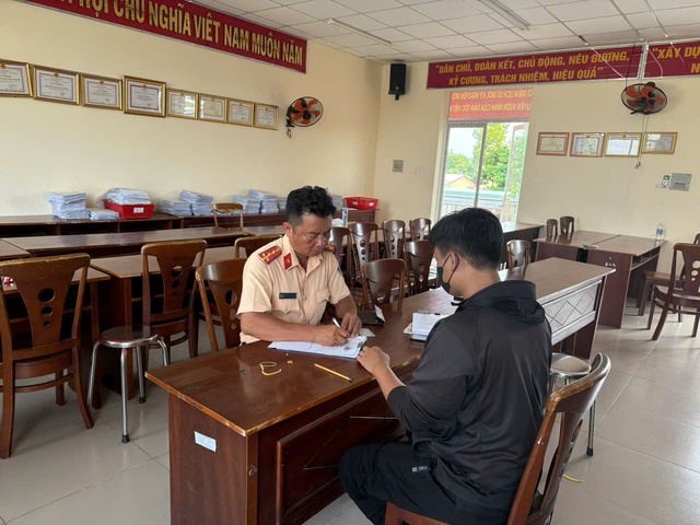 L&aacute;i xe ba g&aacute;c chạy ngược chiều ở TP.HCM: CSGT tịch thu xe, phạt hơn 33 triệu - Ảnh 1.