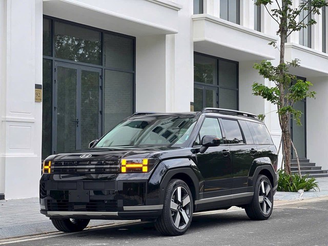 Nghịch l&yacute;: Hyundai Santa Fe đời cũ, d&ugrave;ng 2 năm b&aacute;n lại đắt hơn gi&aacute; xe mới - Ảnh 2.