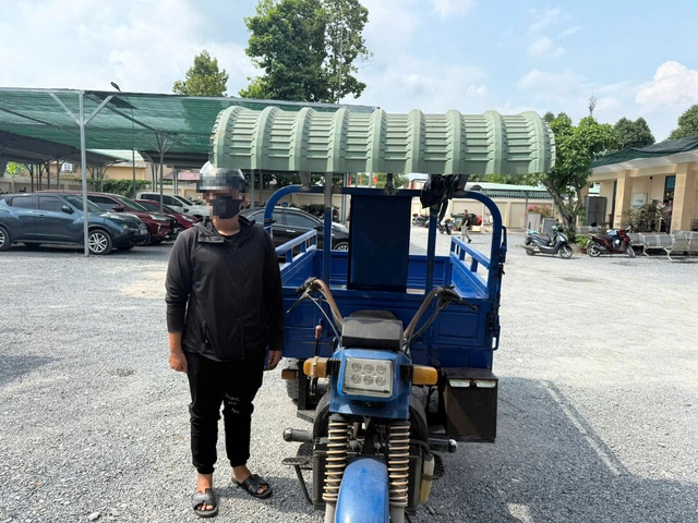 L&aacute;i xe ba g&aacute;c chạy ngược chiều ở TP.HCM: CSGT tịch thu xe, phạt hơn 33 triệu - Ảnh 2.