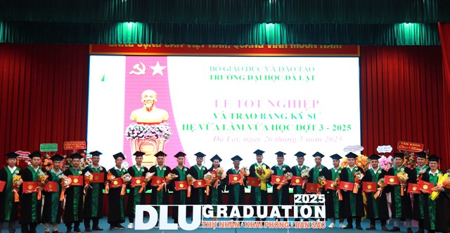 Trường ĐH Đà Lạt trao bằng kỹ sư công nghệ thông tin cho 25 công an Trường ĐH Đà Lạt trao bằng kỹ sư công nghệ thông tin cho 25 công an