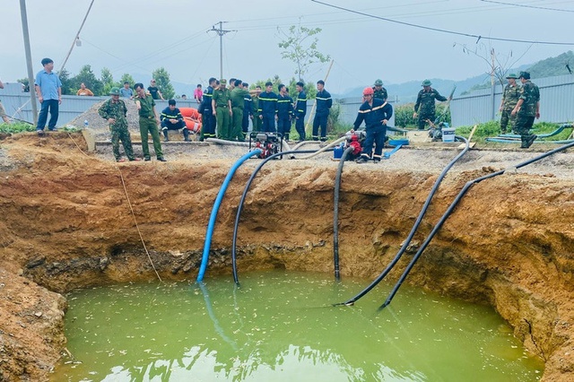 Vụ 'hố tử thần' ở Bắc Kạn: Dùng máy bơm dã chiến hút nước tìm nạn nhân - Ảnh 1.