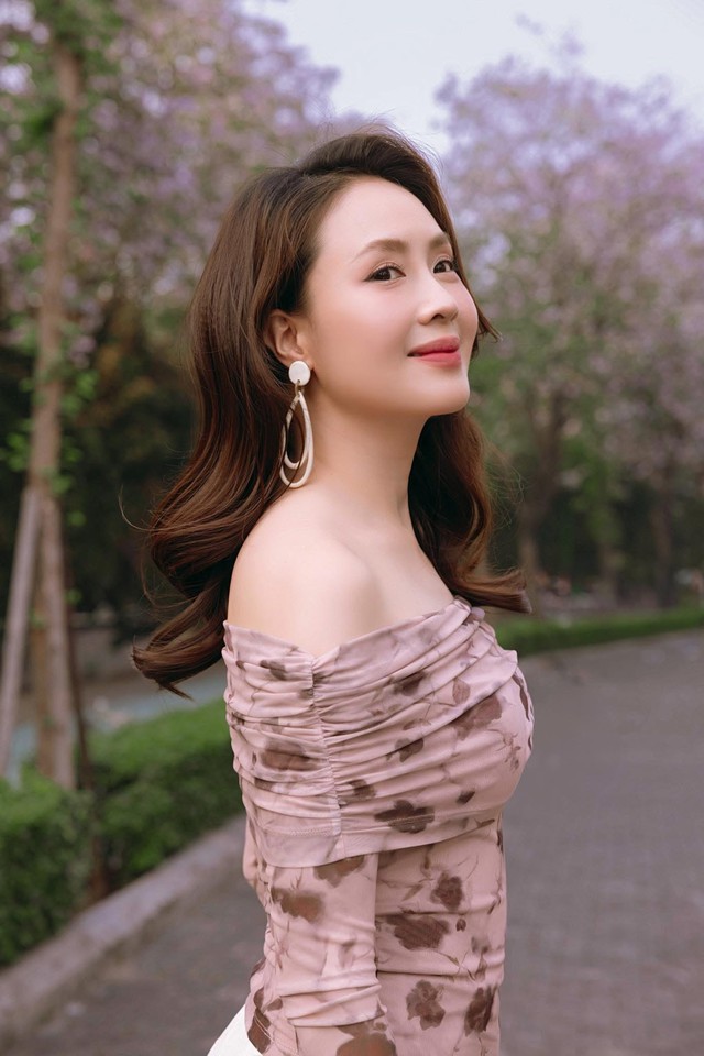 Cuộc sống kín tiếng của Hồng Diễm ở tuổi 43 - Ảnh 1.