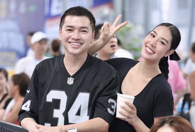 Showbiz 24.5: Quang Minh tình cảm bên bạn gái; ‘Dế Mèn’ đưa rap vào nhạc phim - Ảnh 1.