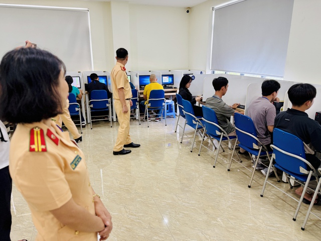 600 câu hỏi sát hạch bằng lái xe của CSGT: 60 câu 'điểm liệt', sai là rớt - Ảnh 1.