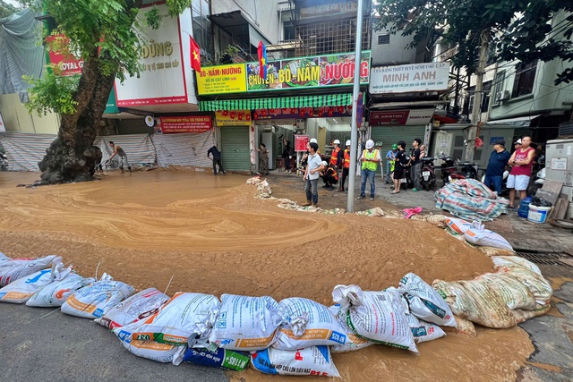 'Suối bùn' lại phun trào khi thi công hầm ngầm tàu Nhổn - ga Hà Nội - Ảnh 1.