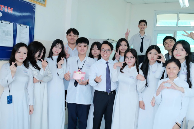 Tranh cãi chuyện học sinh mặc vest trong lễ tri ân, trưởng thành - Ảnh 3.
