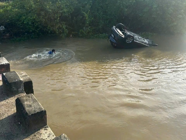 Ô tô lao xuống cầu, hai ông cháu may mắn được cứu sống - Ảnh 1. Ô tô lao xuống cầu, hai ông cháu may mắn được cứu sống - Ảnh 1.