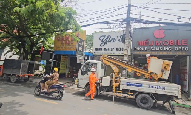 Cháy đường điện, cáp viễn thông suýt lan sang tiệm bánh ở Bình Chánh- Ảnh 3.