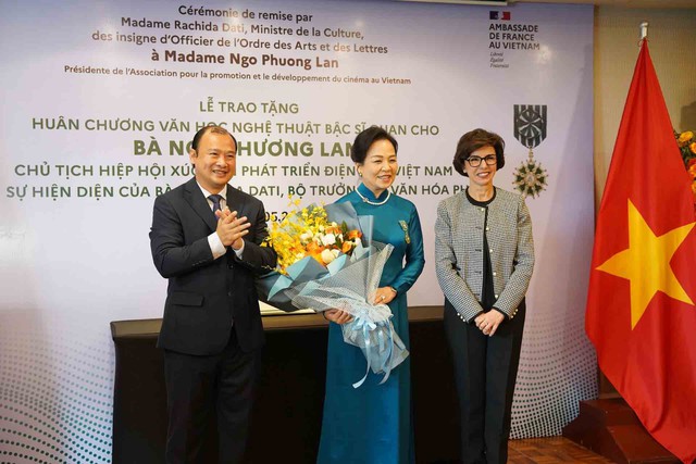TS Ngô Phương Lan nhận Huân chương Văn học nghệ thuật Pháp- Ảnh 1. TS Ngô Phương Lan nhận Huân chương Văn học nghệ thuật Pháp- Ảnh 1.