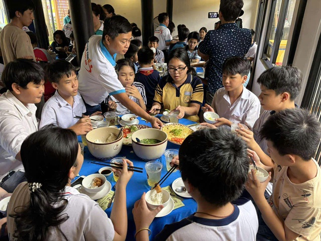 Tour du lịch về nguồn ý nghĩa dành cho trẻ bị ảnh hưởng bởi dịch Covid-19- Ảnh 9. Tour du lịch về nguồn ý nghĩa dành cho trẻ bị ảnh hưởng bởi dịch Covid-19- Ảnh 9.