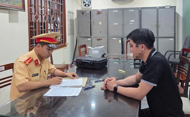 Xử lý tài xế lùi xe trên cao tốc Hà Nội - Thái Nguyên- Ảnh 1. Xử lý tài xế lùi xe trên cao tốc Hà Nội - Thái Nguyên- Ảnh 1.